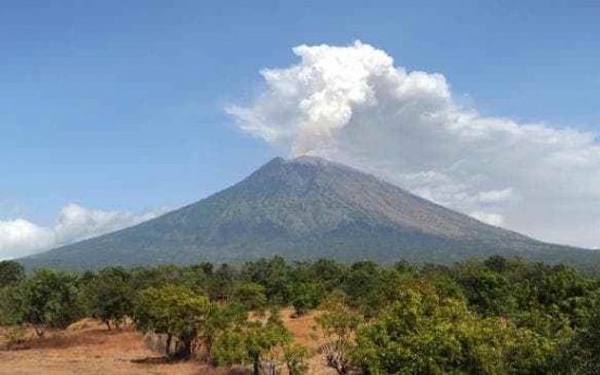 Volcano on Indonesia's Bali erupts, flights canceled