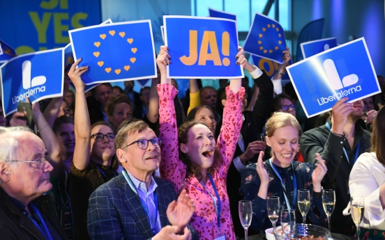 Europe-wide vote fragments center as far right, Greens gain