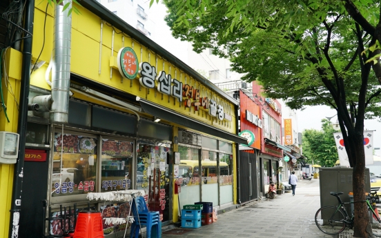 [Seoul Food Alley] Wangsimni Gopchang Street lures intestine lovers