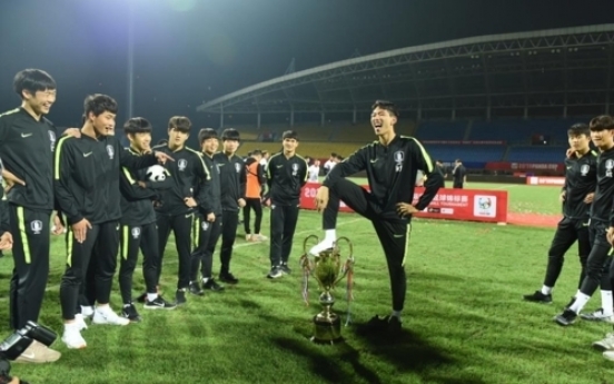 우승컵에 소변 보는 시늉 ... 중국대회 우승컵 회수당해