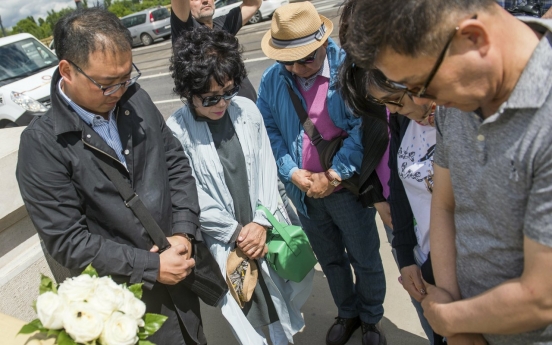 Families of Budapest boat tragedy victims visit scene