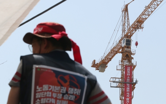 [Newsmaker] Tower crane workers stage all-out strike, halt construction nationwide