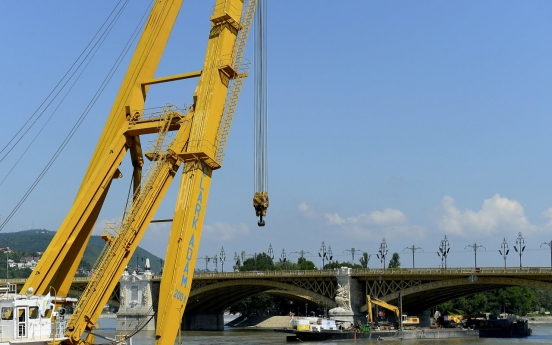 Sunken Danube tour boat unlikely to be raised before Tuesday