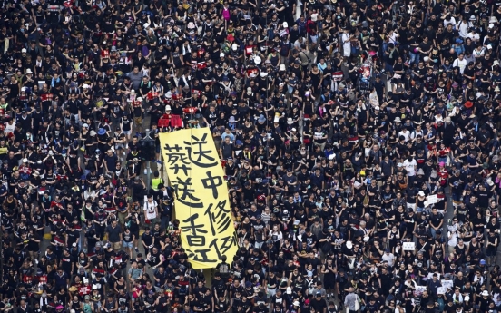 [Newsmaker] Huge crowds march in Hong Kong, piling pressure on leader