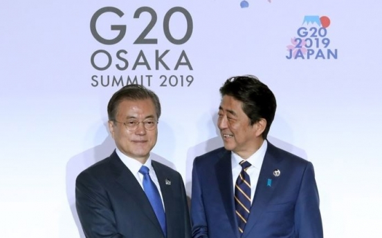 Moon greeted by Abe in G-20 opening ceremony