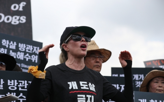 Kim Basinger joins demonstration against dog meat consumption in Seoul