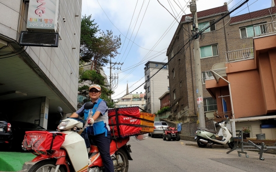 [From the Scene] Bombarded with deliveries, veteran postal worker asks for family time