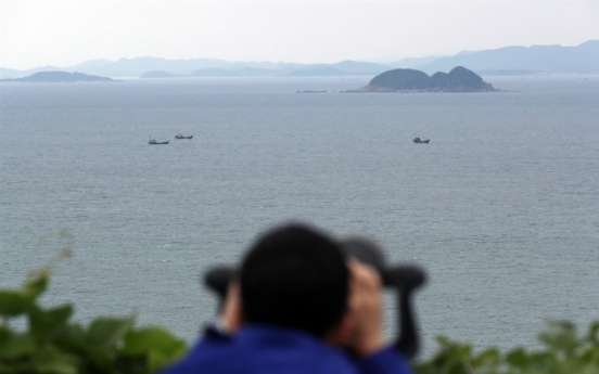 Military investigating report of periscope-like object  off Haengdam Island Service Area: JCS