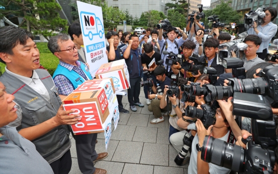 [Newsmaker] Union of delivery workers refuses to handle Uniqlo goods