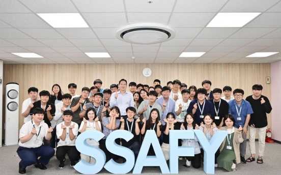 Samsung heir meets software trainees in Gwangju