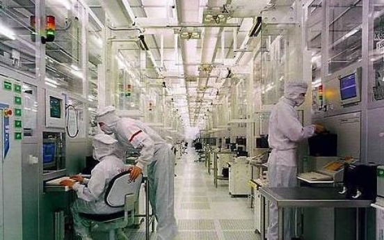 Top 3 memory chip makers' sales fall over 30% in H1