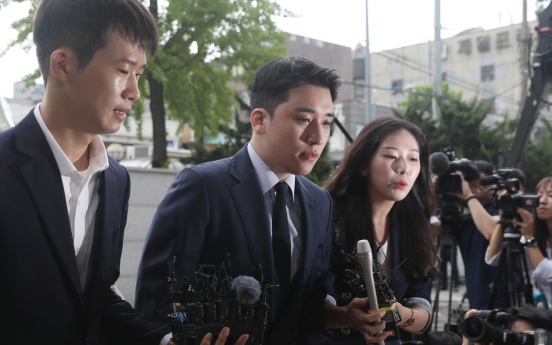 [Newsmaker] K-pop star Seungri questioned over gambling charges