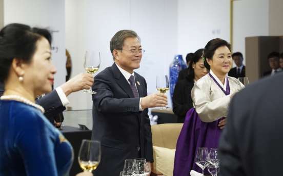 Moon praises partnership with Mekong nations in summit banquet