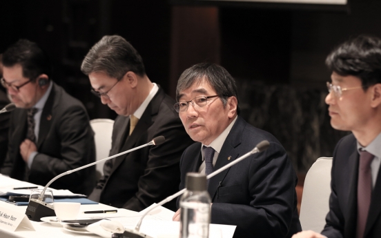 FSS chief warns foreign financial firms against high-risk, short-term gains