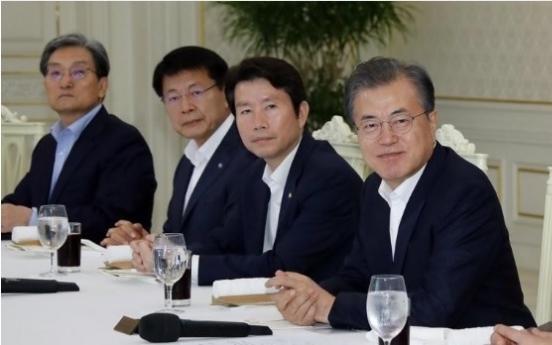 Moon to have dinner with ruling party officials