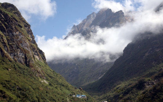 Heavy snowfall hinders search efforts for 4 missing S. Korean trekkers in Himalayas