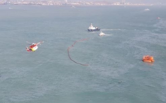 Crude oil spills from buoy off coast of Ulsan