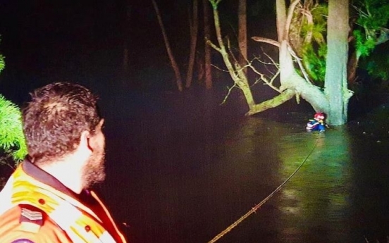 홍수에 휩쓸린 호주 남성, 나무 붙잡고 버티다 10시간만에 구조