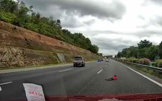 말레이시아 고속도로서 두 살배기 차창 밖 날아가 구사일생