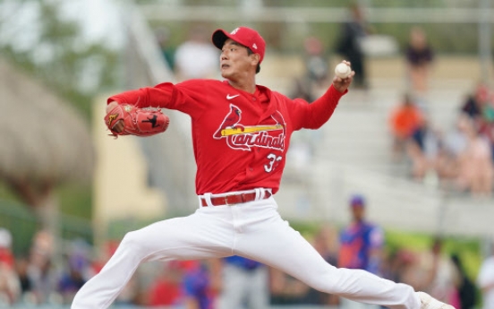 Cardinals' Kim Kwang-hyun tosses scoreless inning in spring debut