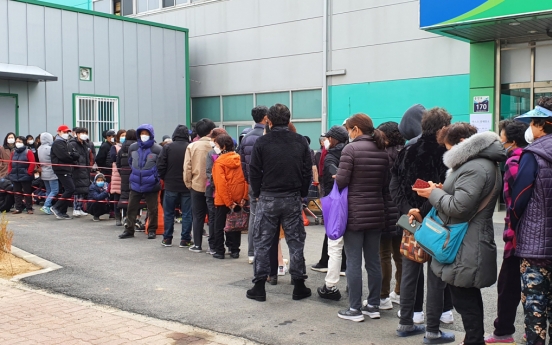 [Newsmaker] Confirmed virus-infected man caught queuing to buy mask