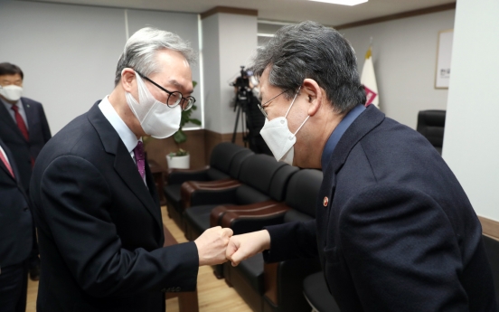 Culture minister urges churches in Korea to halt gatherings amid coronavirus spread
