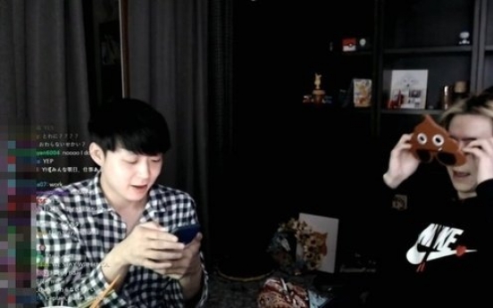 Park Yoo-chun makes surprise appearance on brother’s livestream