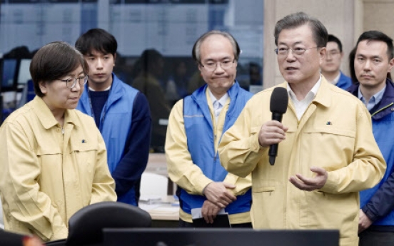 Moon makes first visit to virus control headquarters