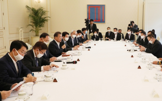 Moon meets leaders of business, labor groups, says pandemic-led economic crisis to continue