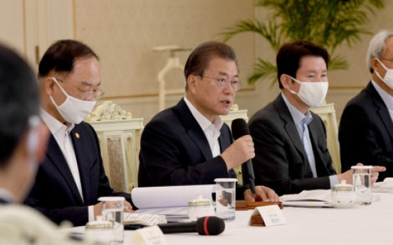 Moon to hold 1st emergency economic council session against coronavirus impact