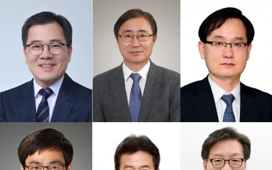 Moon replaces four vice ministers, two Cheong Wa Dae secretaries