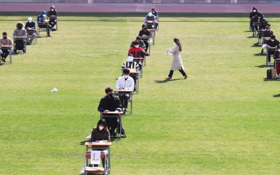 [Photo News] Job applicants sit for outdoor test amid COVID-19 fears