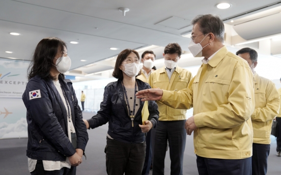 Moon appreciates quarantine workers' service at Incheon airport