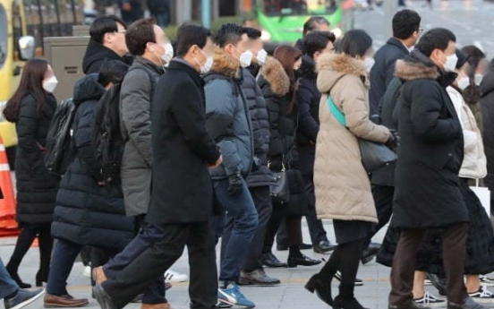 Four out of 10 Koreans suffer pay cut amid pandemic