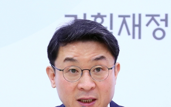 Financial official tapped as Moon's economic policy secretary