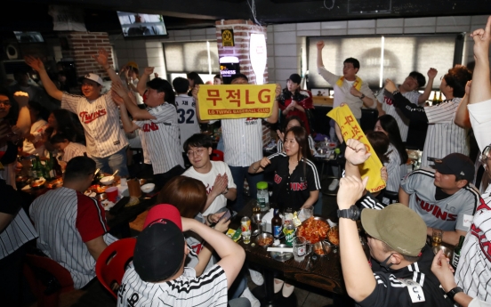 Bat flipping and fancy cheerleading: How Korean baseball culture differs from US