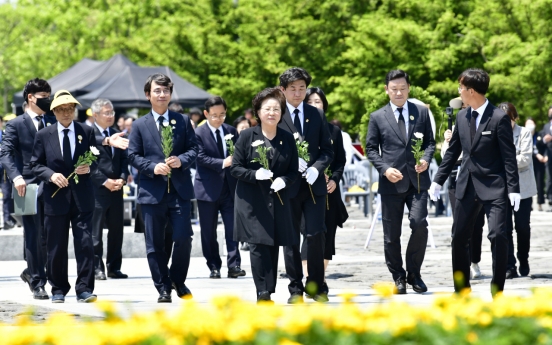 Memorial service held to mark 11th anniv. of ex-President Roh's death