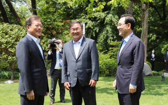 Moon urges ‘cooperative politics’ in meeting with floor leaders