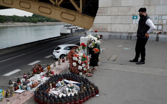 Hungary awards S. Korean rescue officials medals for search efforts in Danube boat sinking