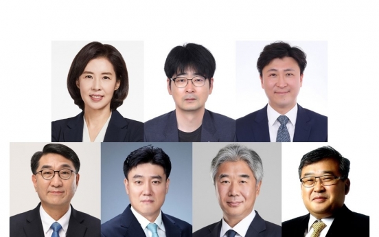 Moon replaces seven secretaries at Cheong Wa Dae