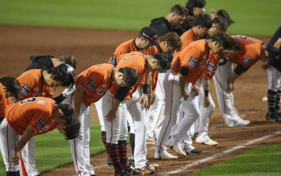 Last-place KBO club demotes 10 players to minors