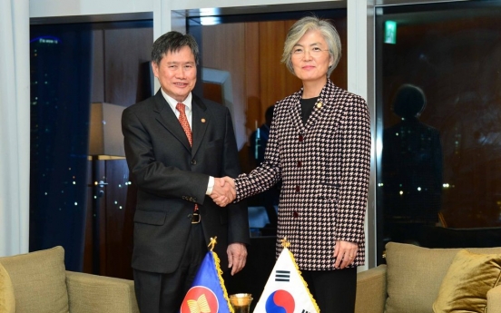 FM discusses coronavirus cooperation with ASEAN chief