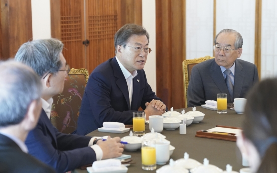 Moon meets former unification ministers to discuss N. Korea