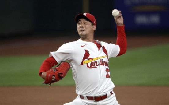 Cardinals' Kim Kwang-hyun walks tightrope for 1st MLB save