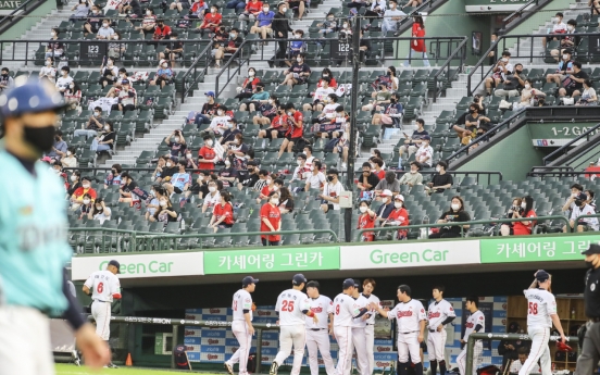 KBO to mandate masks in dugouts during games, fine spitters