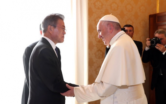 Moon receives Pope Francis' message on Korean peace