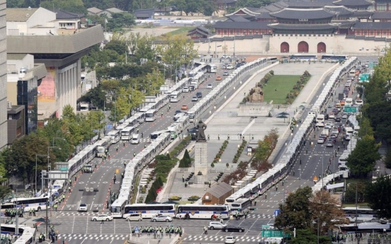 'Wall of buses' stirs up debate over how far police can go to stop rallies amid pandemic