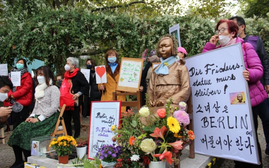 Hundreds stage rally to protect 'peace statue' in Berlin