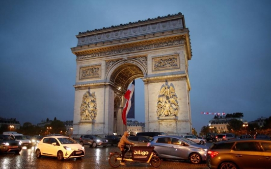 어수선한 파리…개선문에선 수상한 상자, 에펠탑에선 탄약 발견