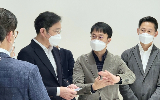 Samsung heir returns to business after father's death, convenes design strategy meeting